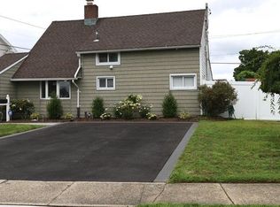 2 Timber Ln, Levittown, NY 11756