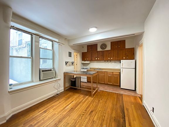 3rd image of 2525 36th St #1