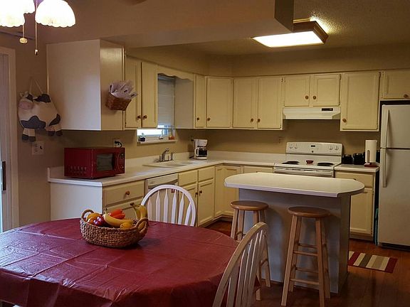 3rd image of 360 N Jefferson St