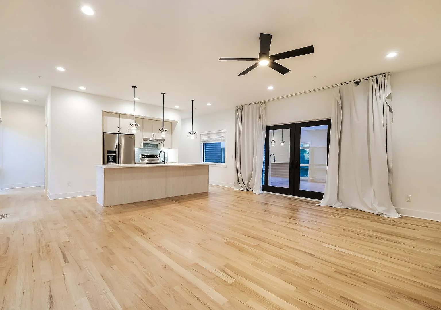 50% Off Application Fee! Sleek 2br Townhome-Style Condo With Rooftop Deck — Photo 4