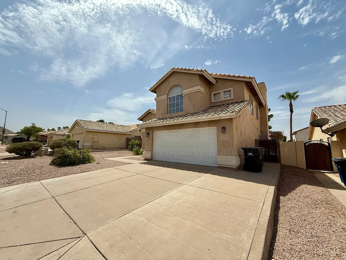 4 bed, 3.0 bath, 2026 sqft, $2,499 — Photo 3