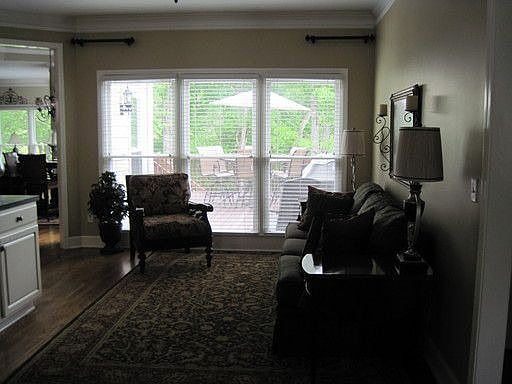 3rd image of 723 E Green Ln