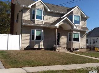 75 W Zoranne Dr, Farmingdale, NY 11735