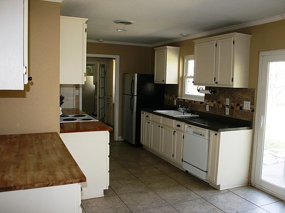 4th image of 1205 Pecan Dr