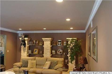 3rd image of 723 Maguire Ave