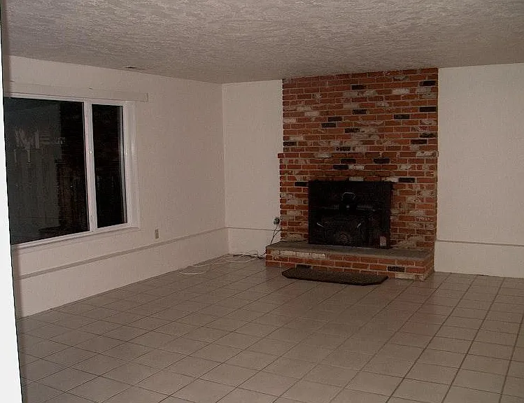 261 Amanda Ct — Photo 2