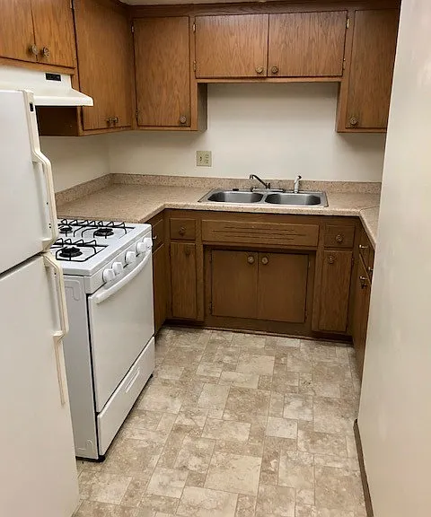 2555 N Oakland Ave — Photo 2