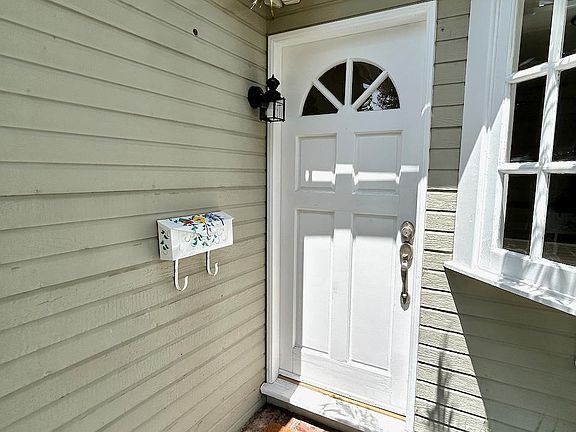 2nd image of 2807 N Valley Dr