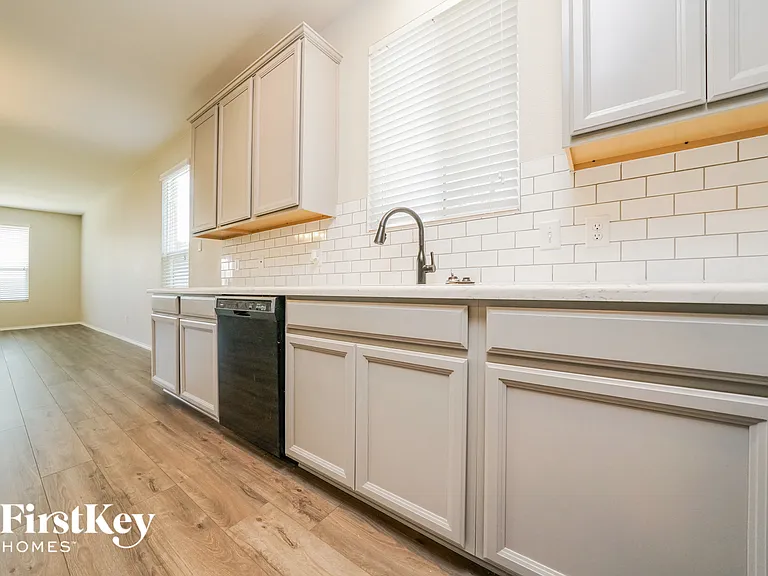 713 Jonius Creek Dr — Photo 3
