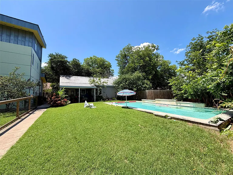 2718 E 22nd St — Photo 15