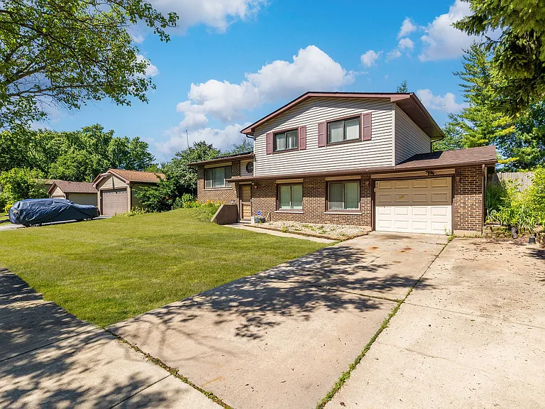 361 Lyons Dr — Photo 2