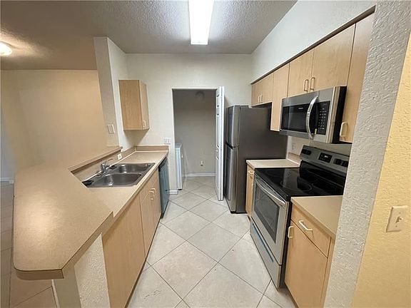 2nd image of 2109 Belmont Ln #2109