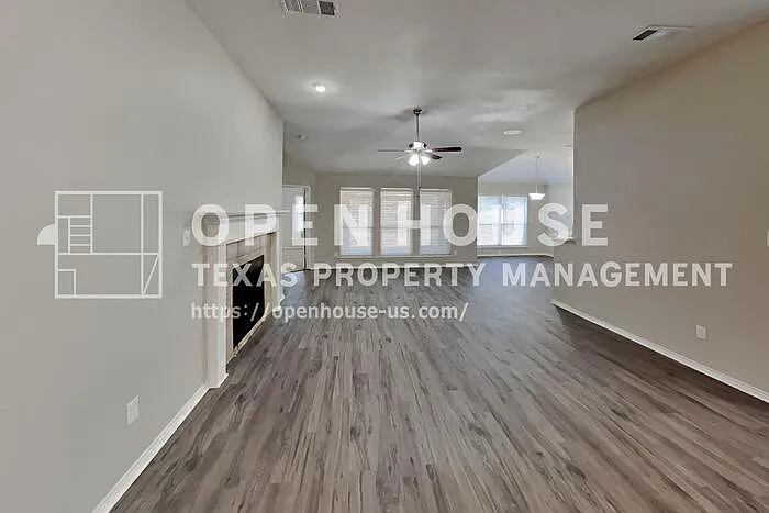 4 bed, 2.0 bath, 1974 sqft, $2,400 — Photo 4