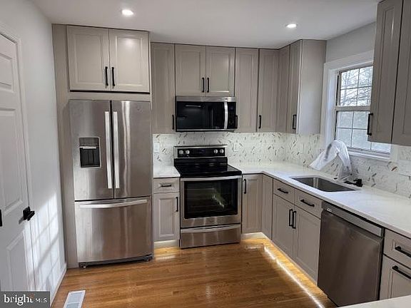 4th image of 5623 Glenwood Mews Dr