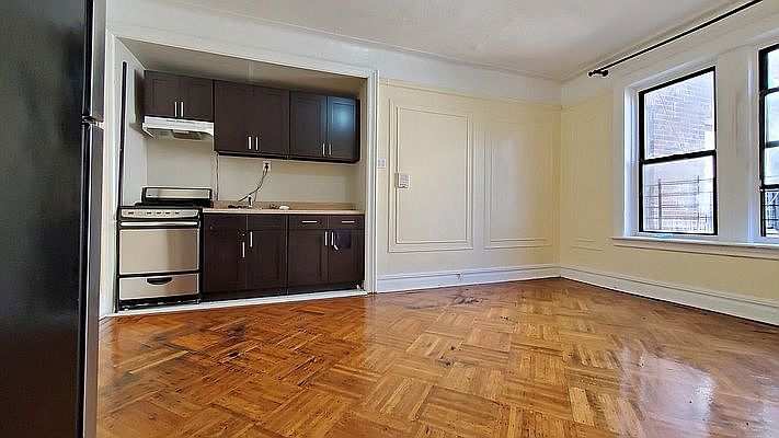 2nd image of 356 Maple St #3