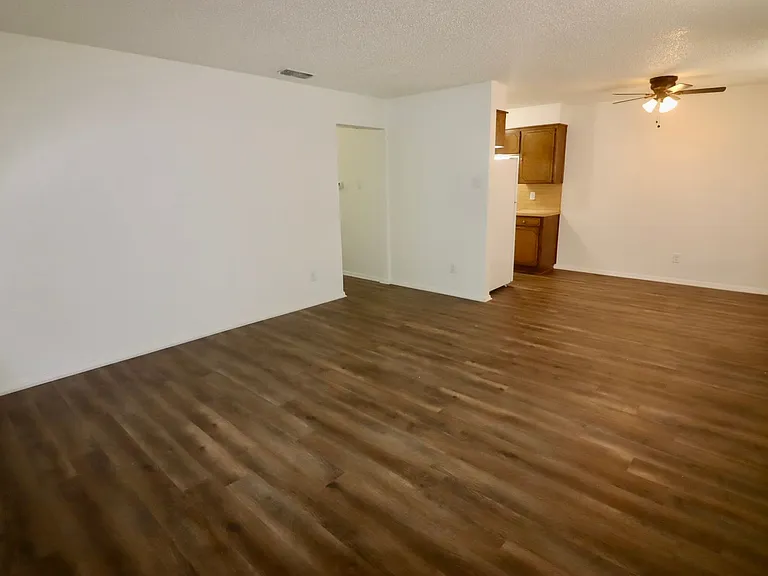 511 W Oak St #12 — Photo 4