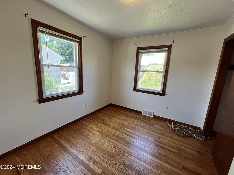 99 McLean St — Photo 14