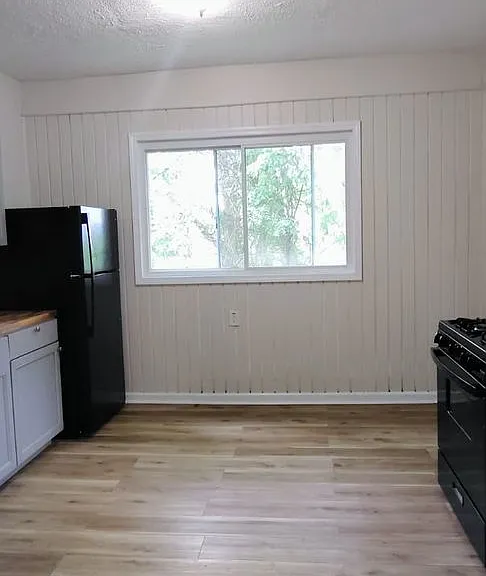 305 Moore Ave — Photo 6