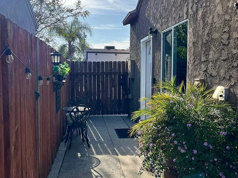 7436 Cleon Ave — Photo 5