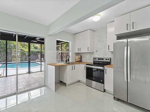 3rd image of 200 SE 19th St #200