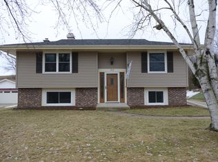 213 Willow Dr, Hartland, WI 53029