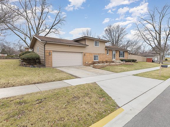 3rd image of 744 Laurel Dr