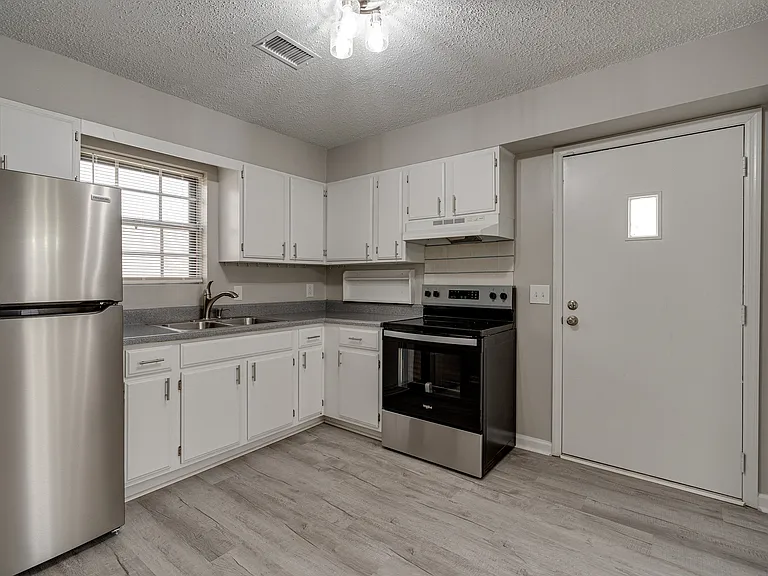 906 Hawthorne Ct — Photo 11
