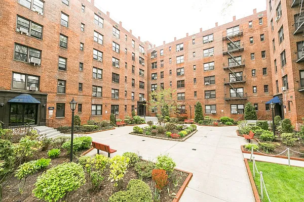 Sold by REMAX Elite | media 22