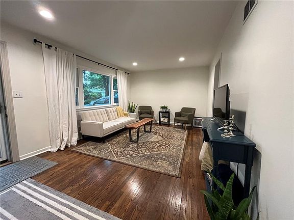 3rd image of 906 Skyline Dr