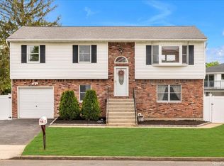 28 S Oregon Rd, West Babylon, NY 11704