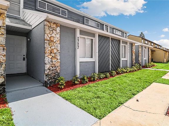 3rd image of 2727 Hunt Club Ln