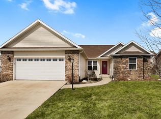 1702 Hunters Ridge Ct, Mahomet, IL 61853