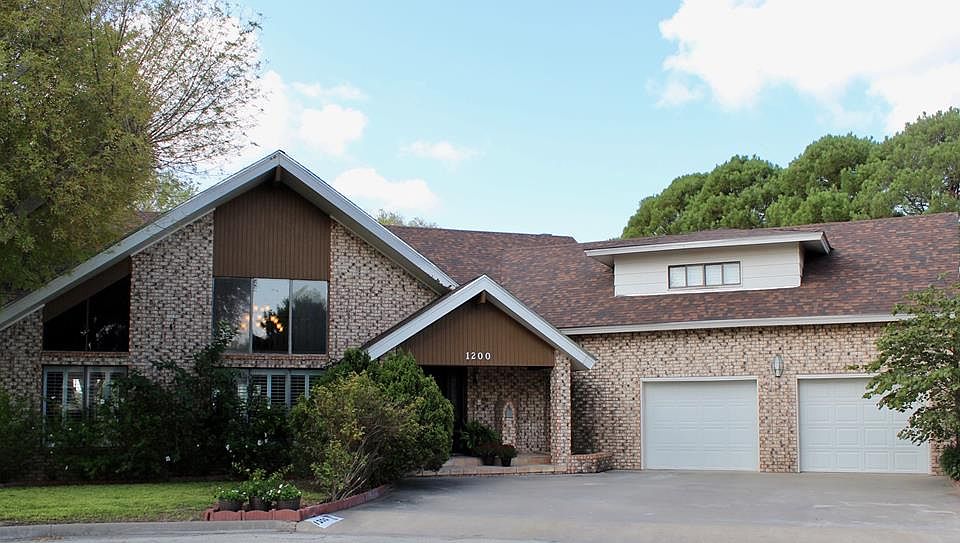 1st image of 1200 Oak Dr