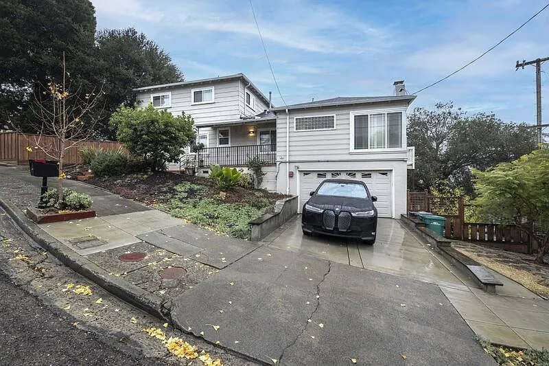 Building Photo - 3440 Oak Knoll Blvd #2