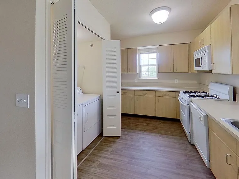 Colonial Pointe at Fairview Apartments — Photo 14