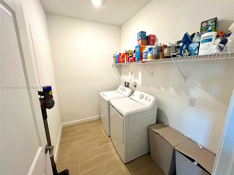 9045 Zevon Ct — Photo 11