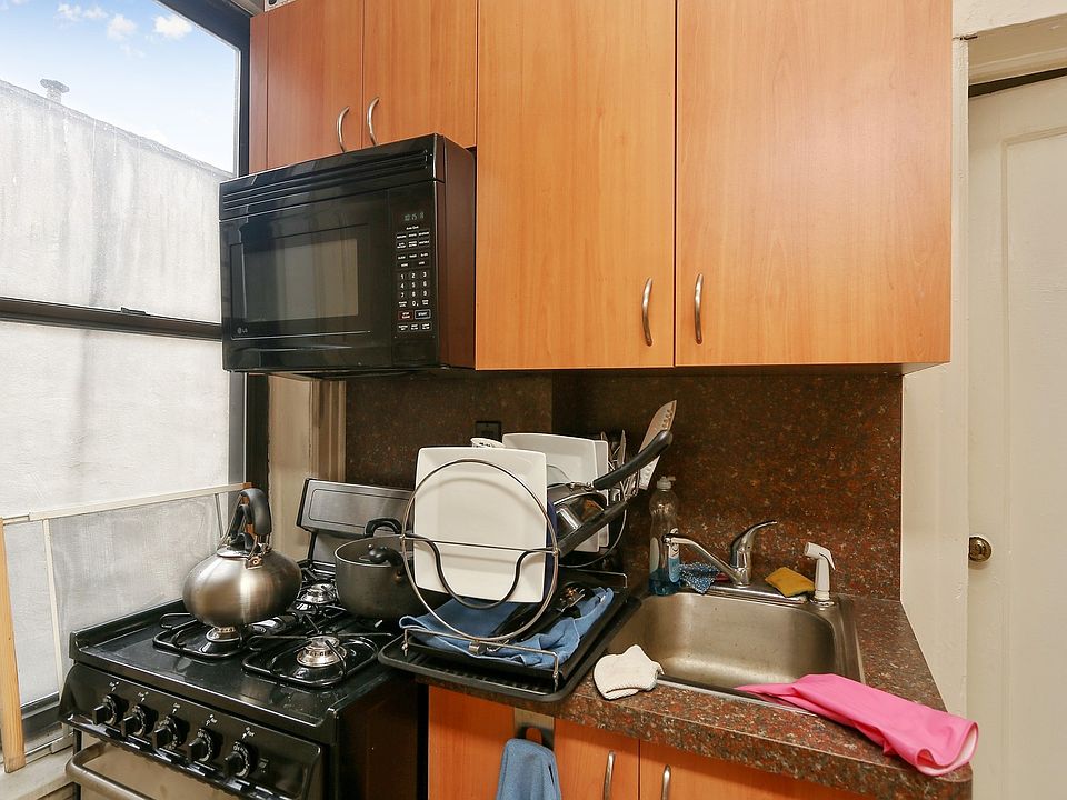 2nd image of 49 Willow St APT 3I