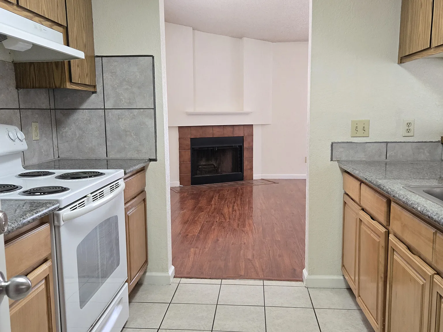 3 bed, 1200 sqft, $2,490 — Photo 3