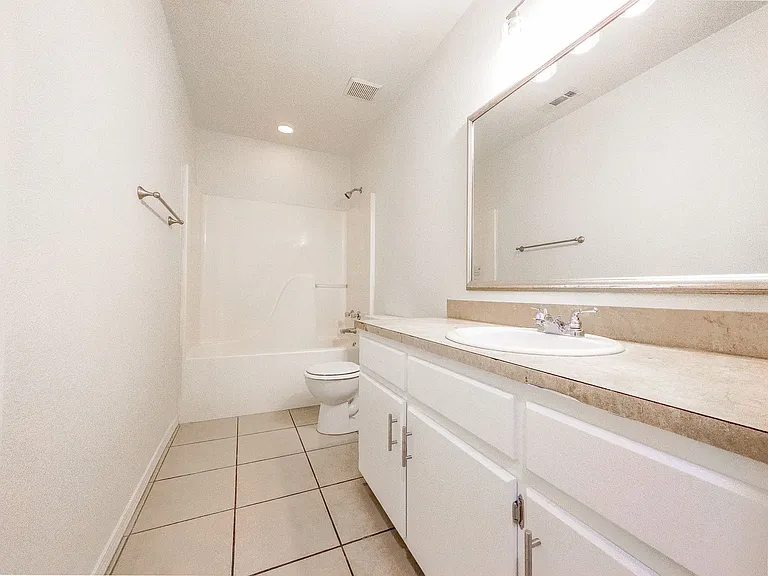 429 E El Paso St — Photo 13