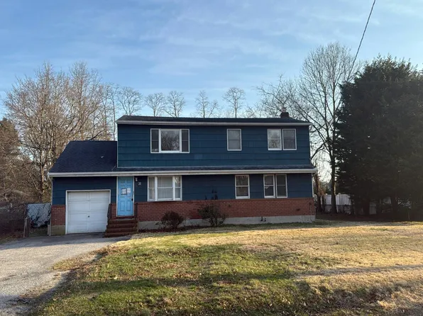 38 W Tamarack St, Islip, NY 11751