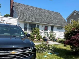 9 Clifton Dr, Patchogue, NY 11772