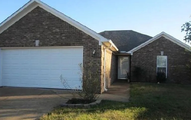 134 Liverpool Cv — Photo 2
