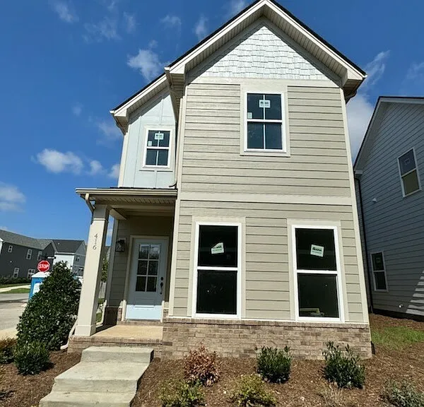 416 Queen Ln — Photo 1