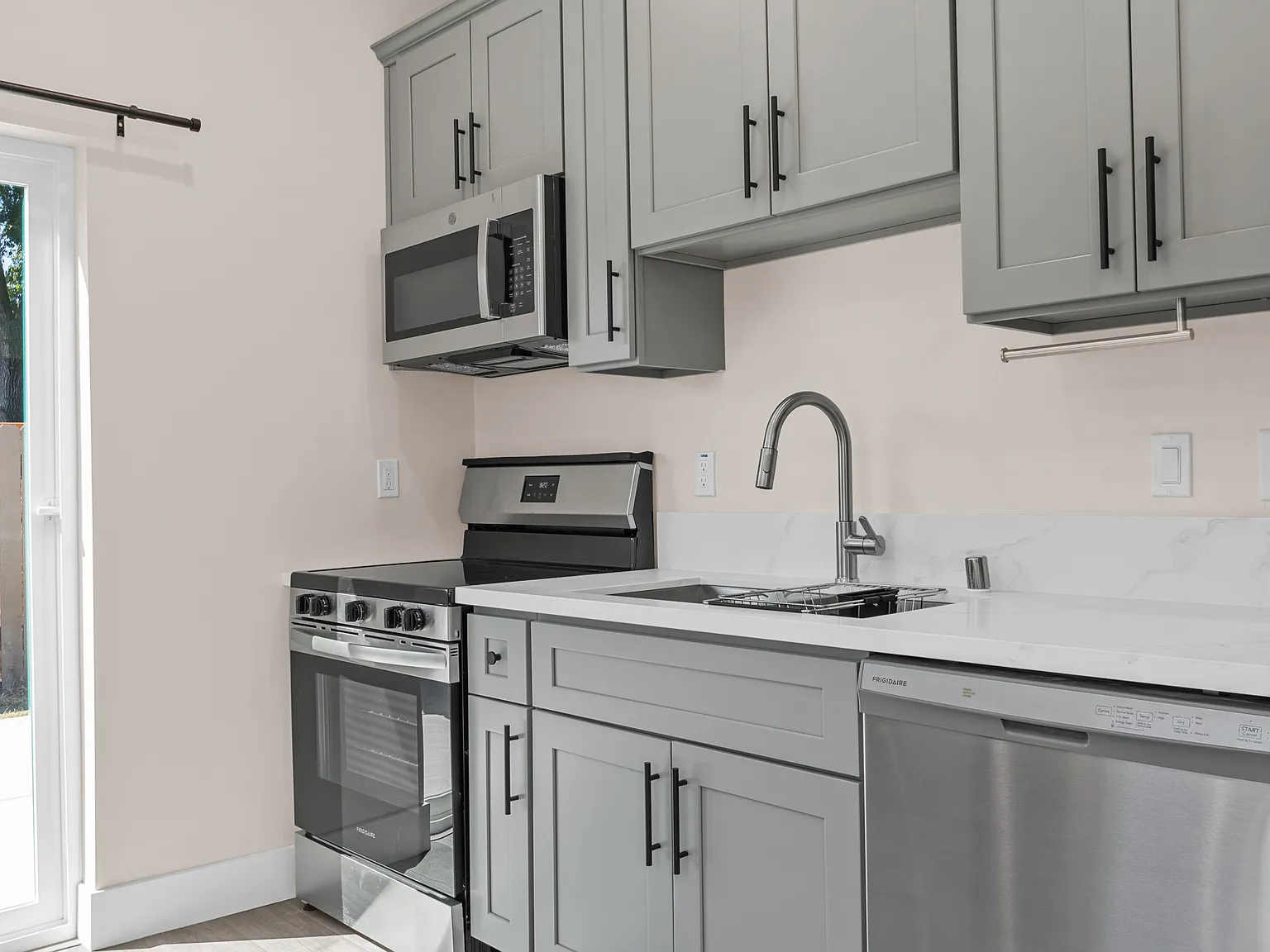 2 bed, 745 sqft, $2,250 — Photo 4