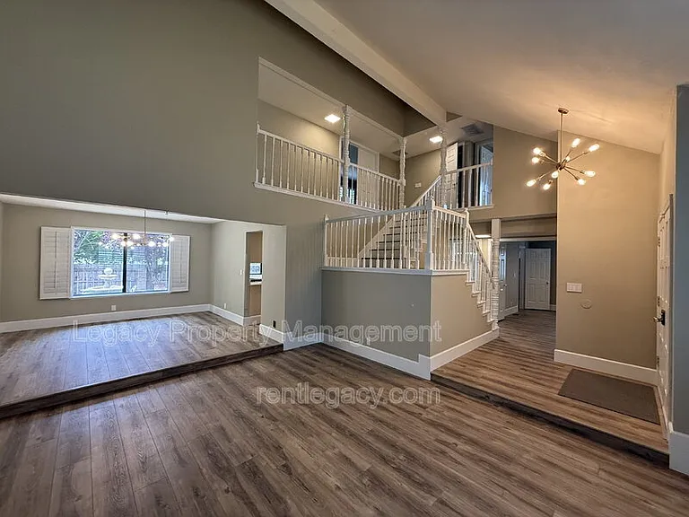 3209 Serra Way — Photo 2