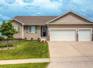 795 SE Finch Cir, Waukee, IA 50263