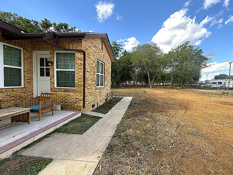 2046 W Kingsbury St — Photo 25