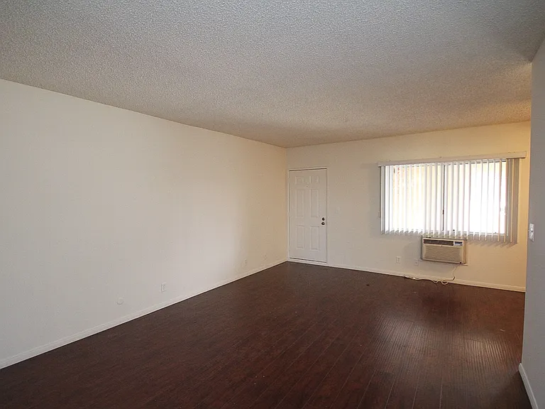 3010 Montrose Ave #28 — Photo 5