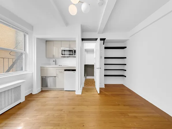 321 East 43rd Street image 2 of 4