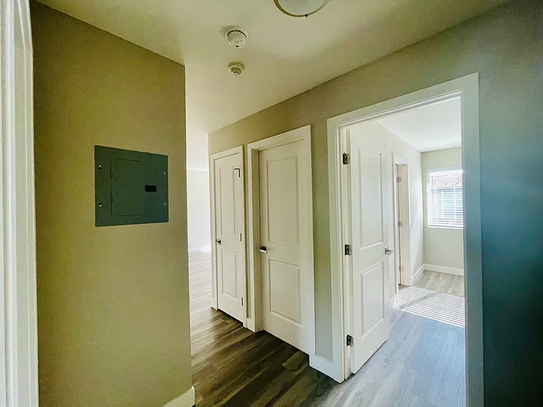 3x1 - 950 SQFT- Hallway